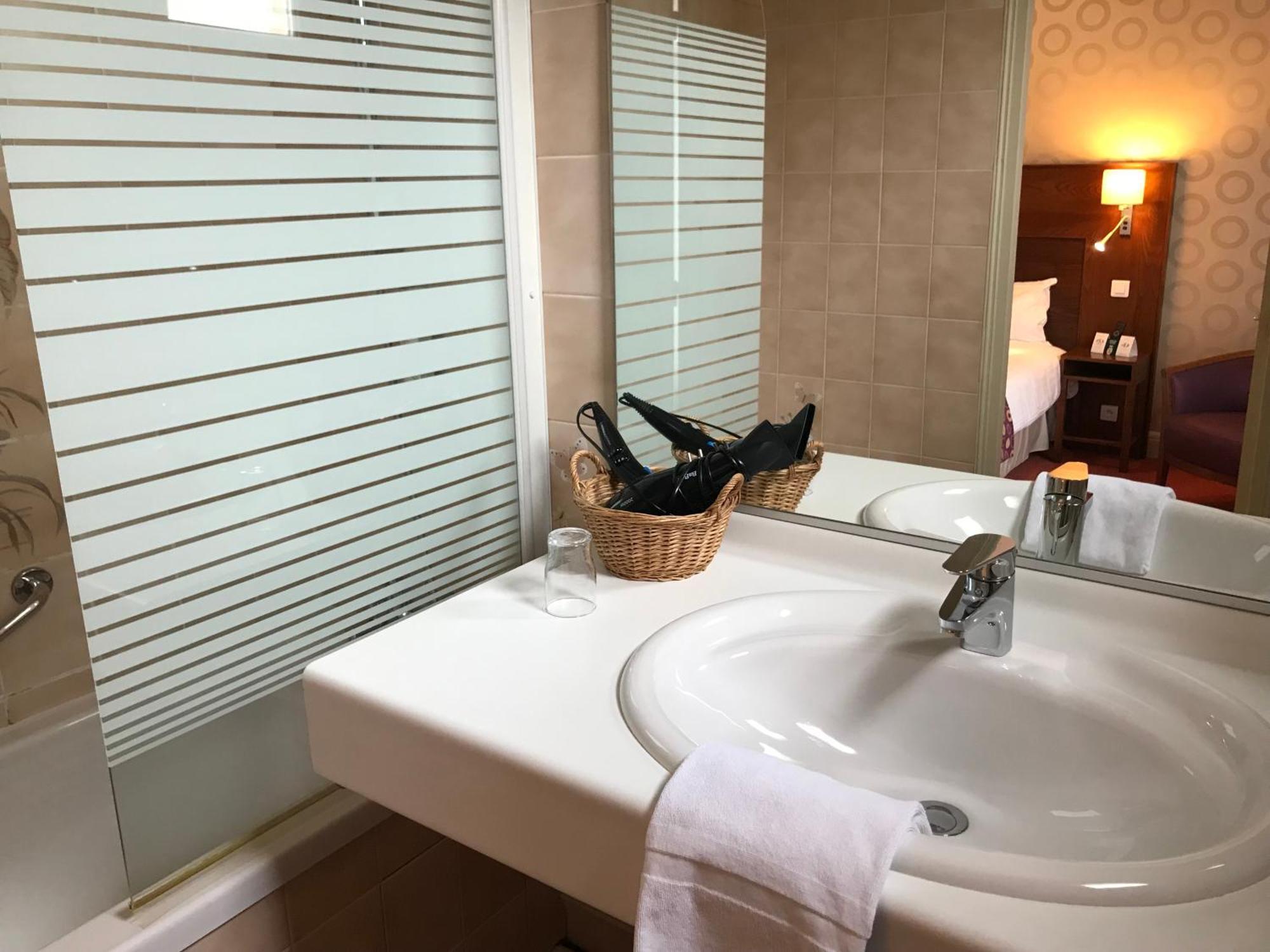 Logis Hotel & Restaurant La Paix Le Nouvion-en-Thierache Εξωτερικό φωτογραφία
