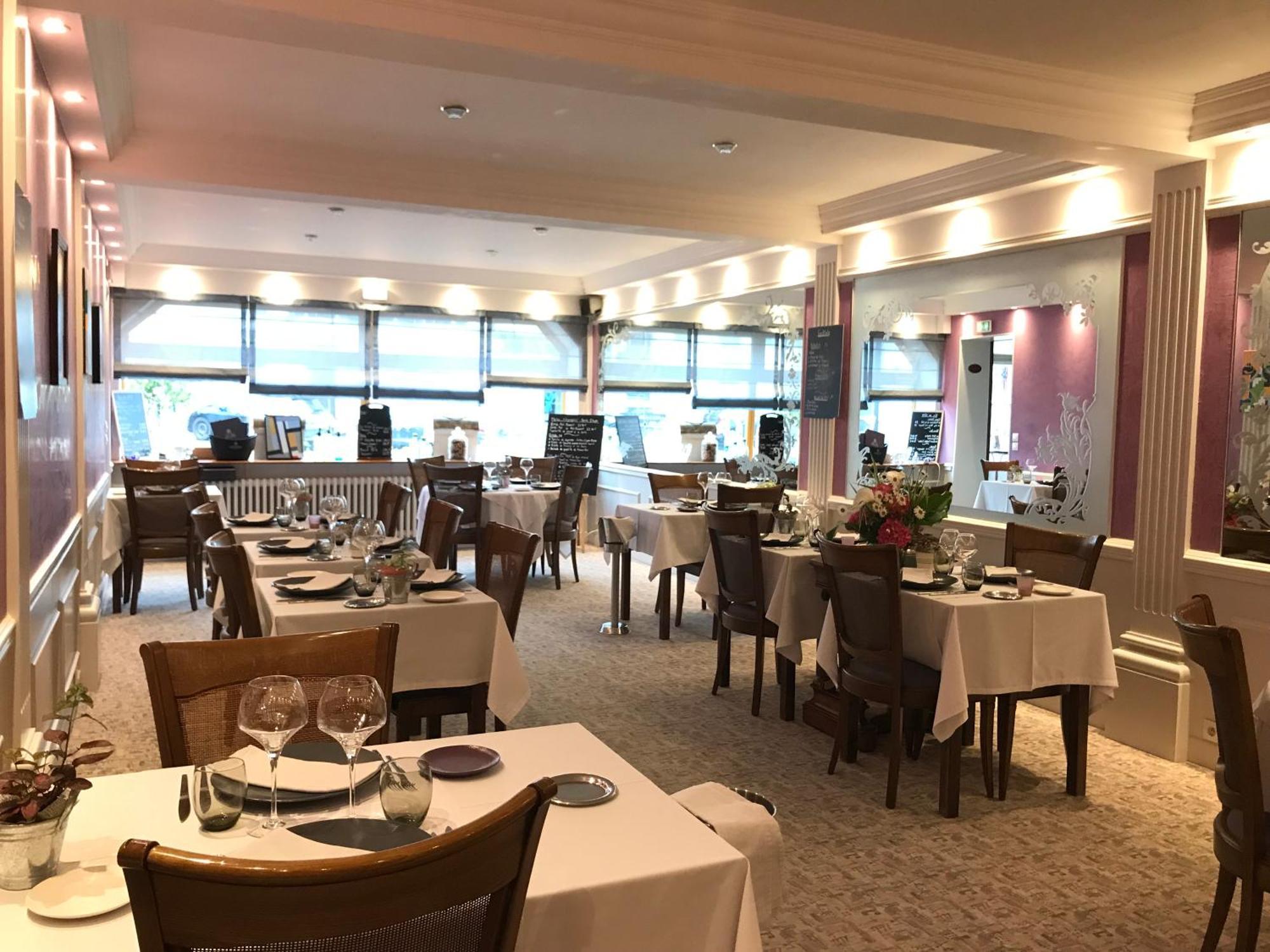 Logis Hotel & Restaurant La Paix Le Nouvion-en-Thierache Εξωτερικό φωτογραφία