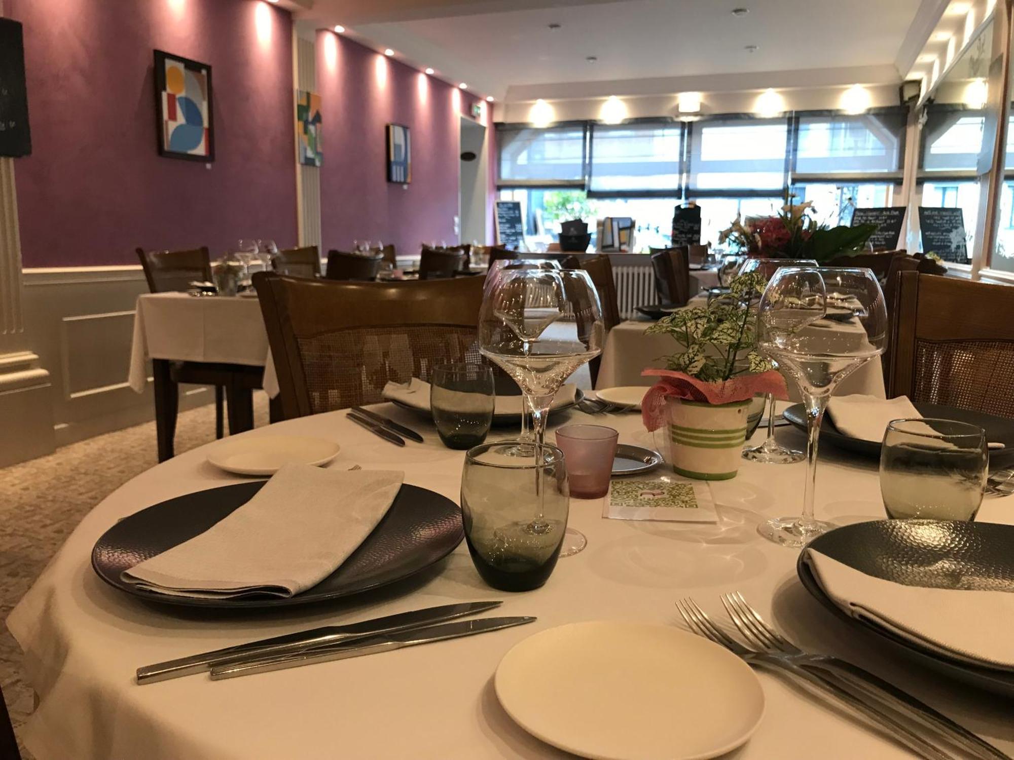 Logis Hotel & Restaurant La Paix Le Nouvion-en-Thierache Εξωτερικό φωτογραφία